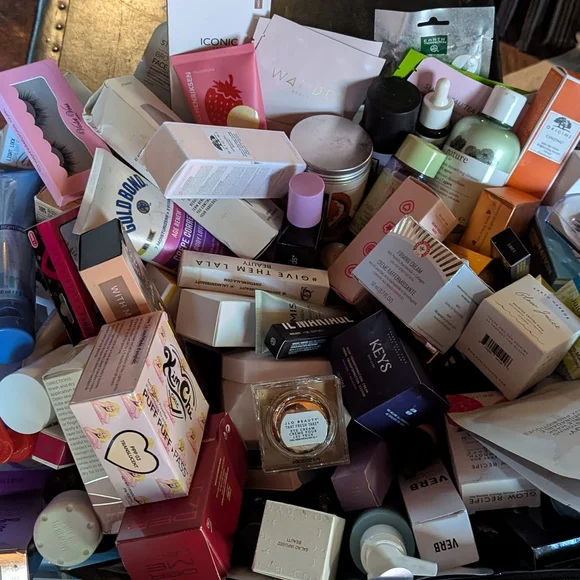 Assorted Beauty and Skincare Products - Picture 2 of 7